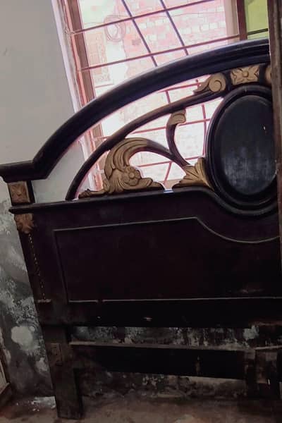 pure lakrdi ka bed hai