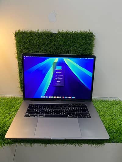 Apple MacBook Pro 2018 / 15 inch core i7 ‘16 gb ram 256 gb ssd