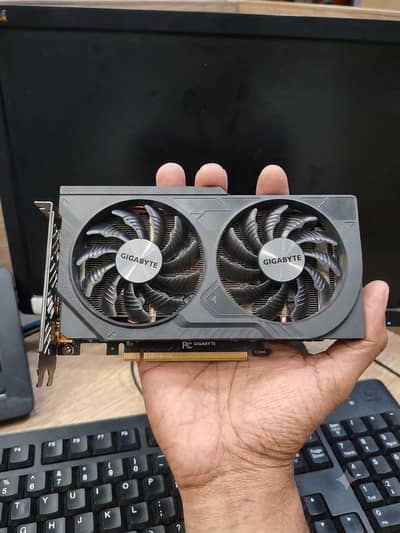 RTX 4060  8 GB Gigabyte dual fan edition