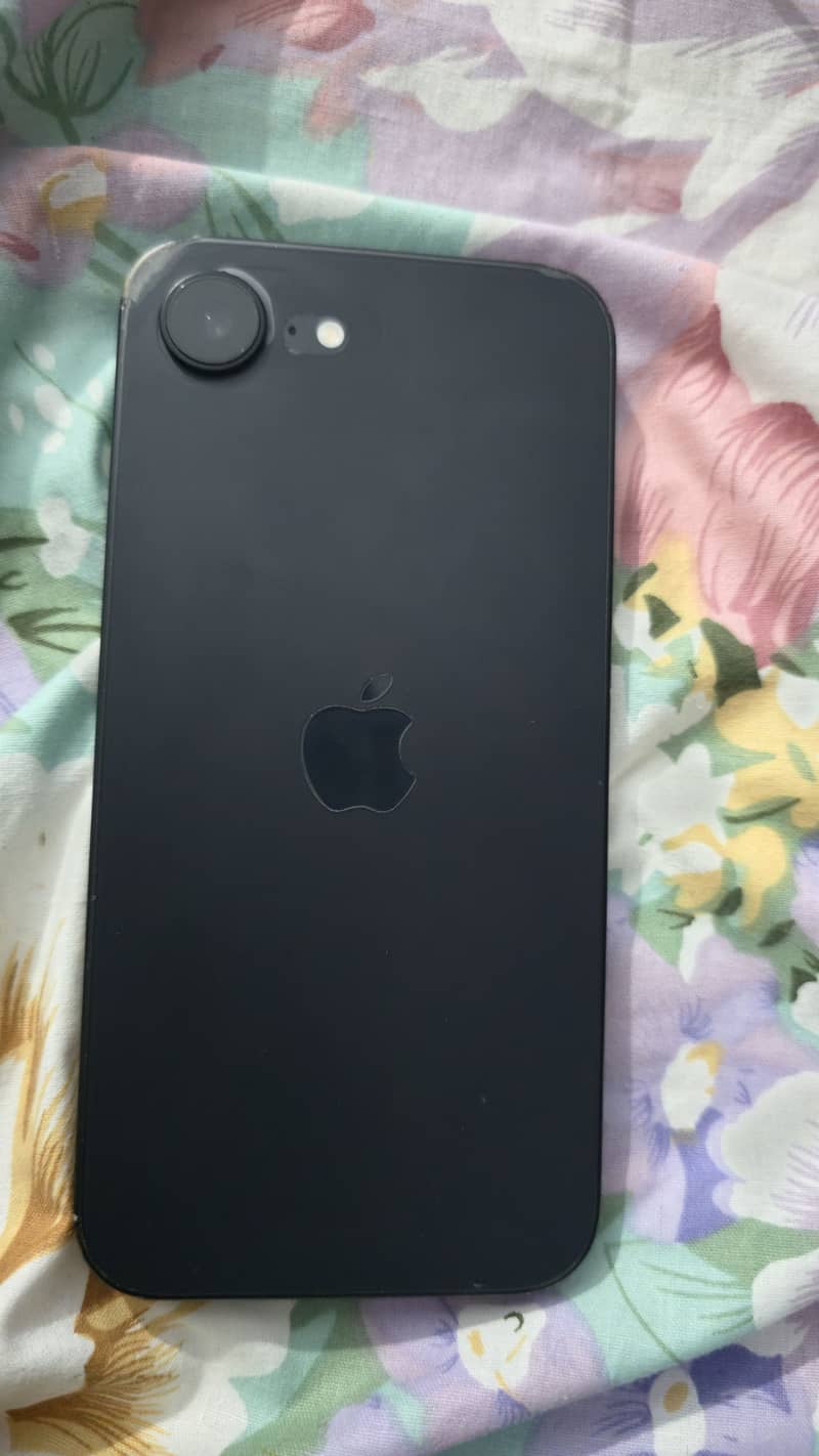 Apple iPhone 16e 1