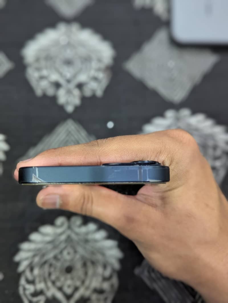 Apple iPhone 13 2