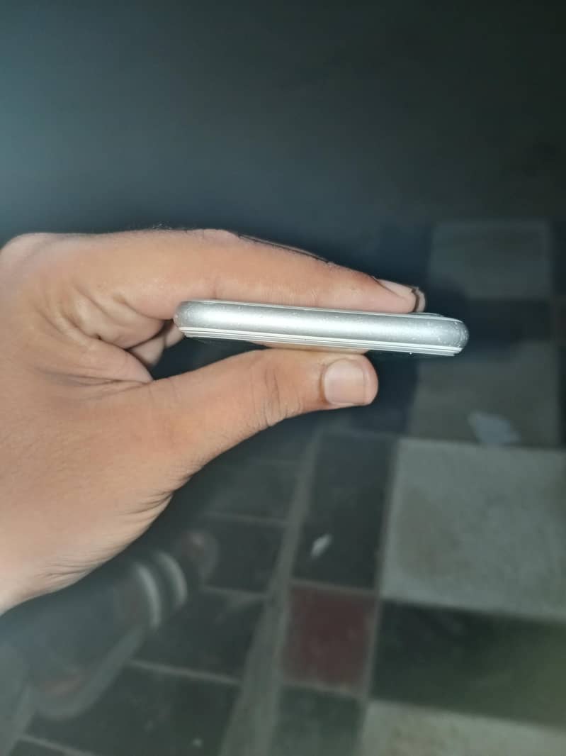 Apple iPhone 8 3
