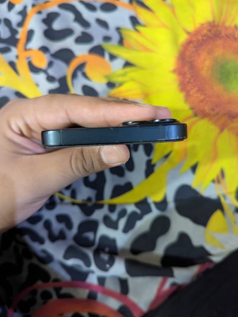 Apple iPhone 13 2