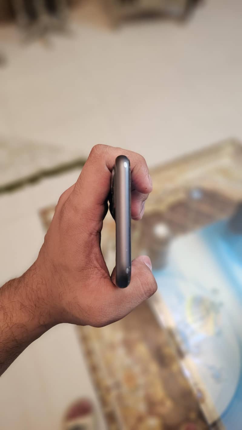 Apple iPhone 11 4