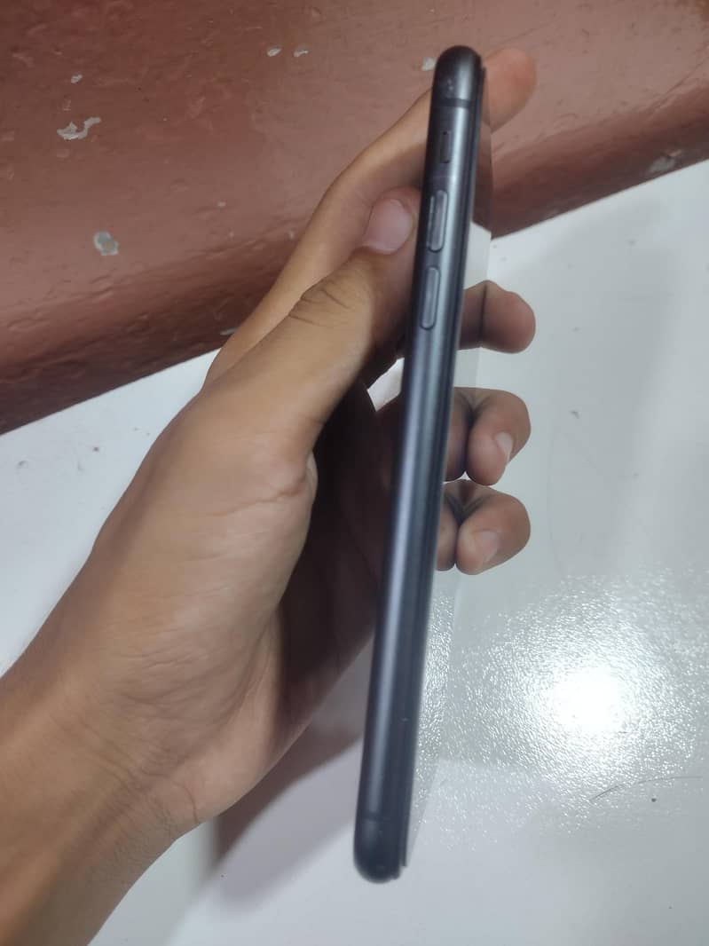 Apple iPhone 11 4