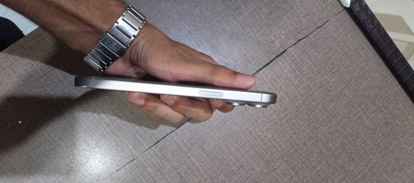 Apple iPhone 15 Pro Max 4