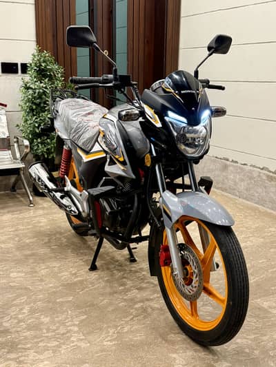 Honda CB-150f 2025/26 only 4000kms driven 10/10 condition like new