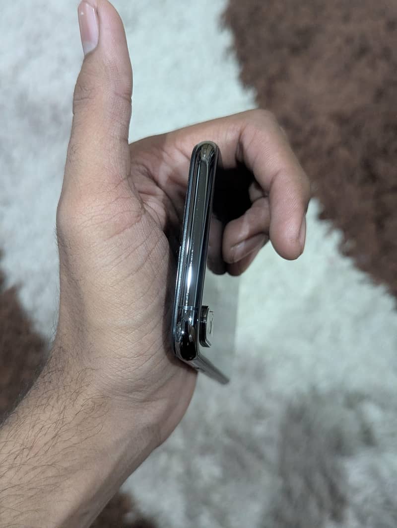 Apple iPhone XS 5