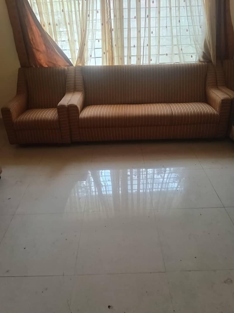 Four different 5-seater sofa sets 7