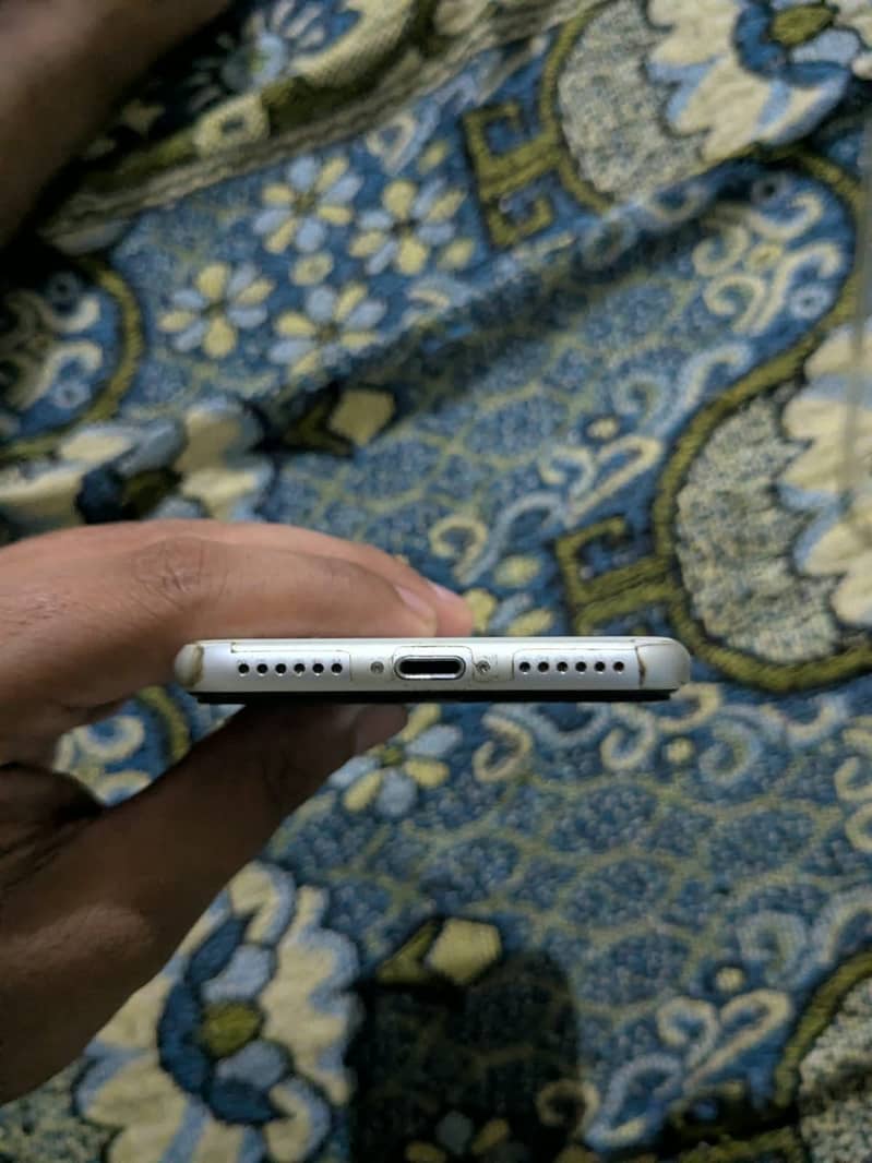 Apple iPhone SE 2 4
