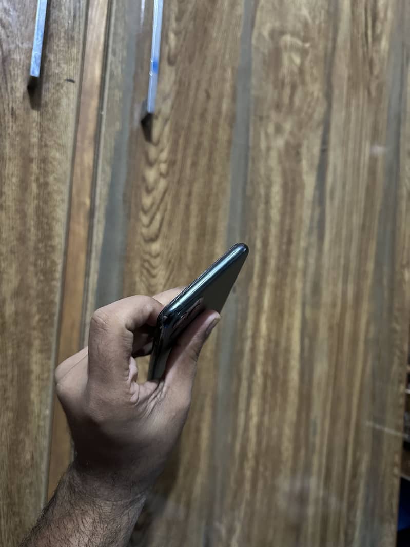 Apple iPhone 11 Pro Max 6