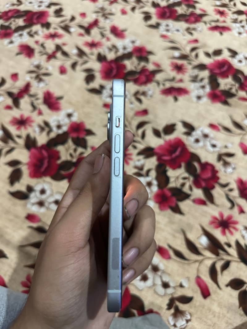 Apple iPhone 15 4