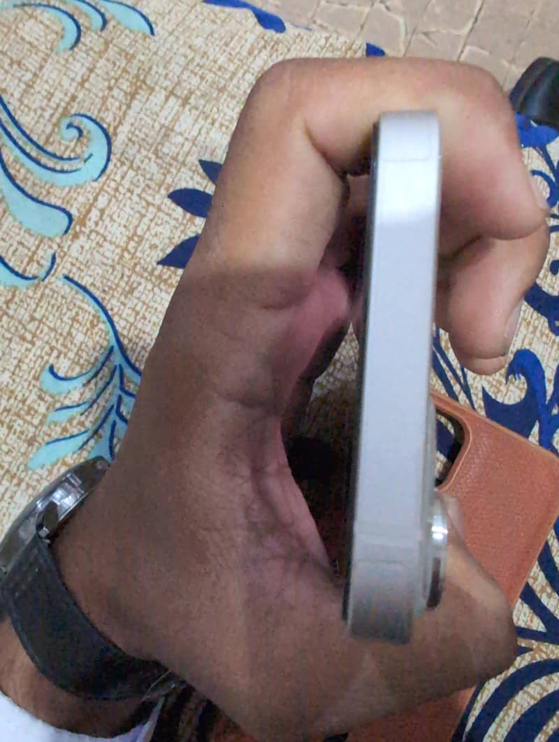Apple iPhone 13 2