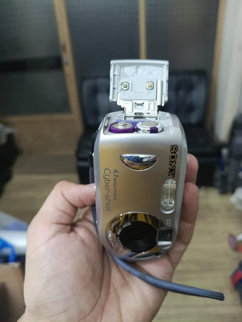 Sony 4.1 Megapixels Digital Camera 2