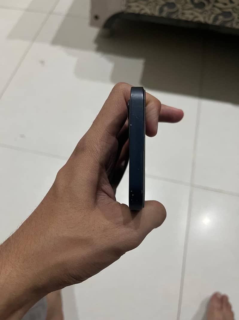 Apple iPhone 12 4