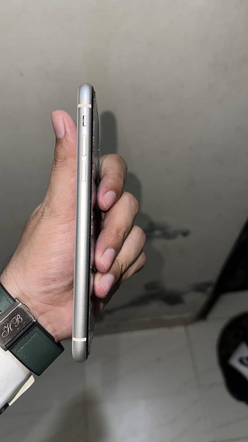 Apple iPhone 11 4