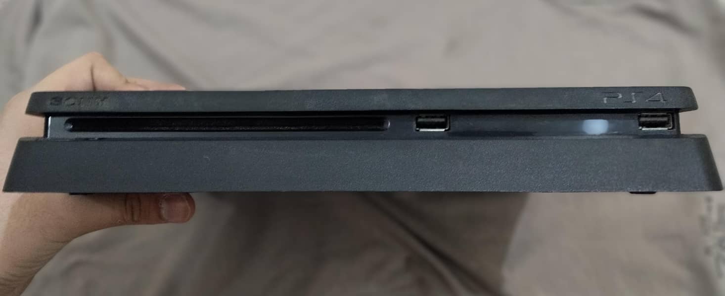 PS4 Slim 1