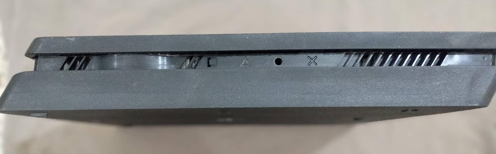 PS4 Slim 4