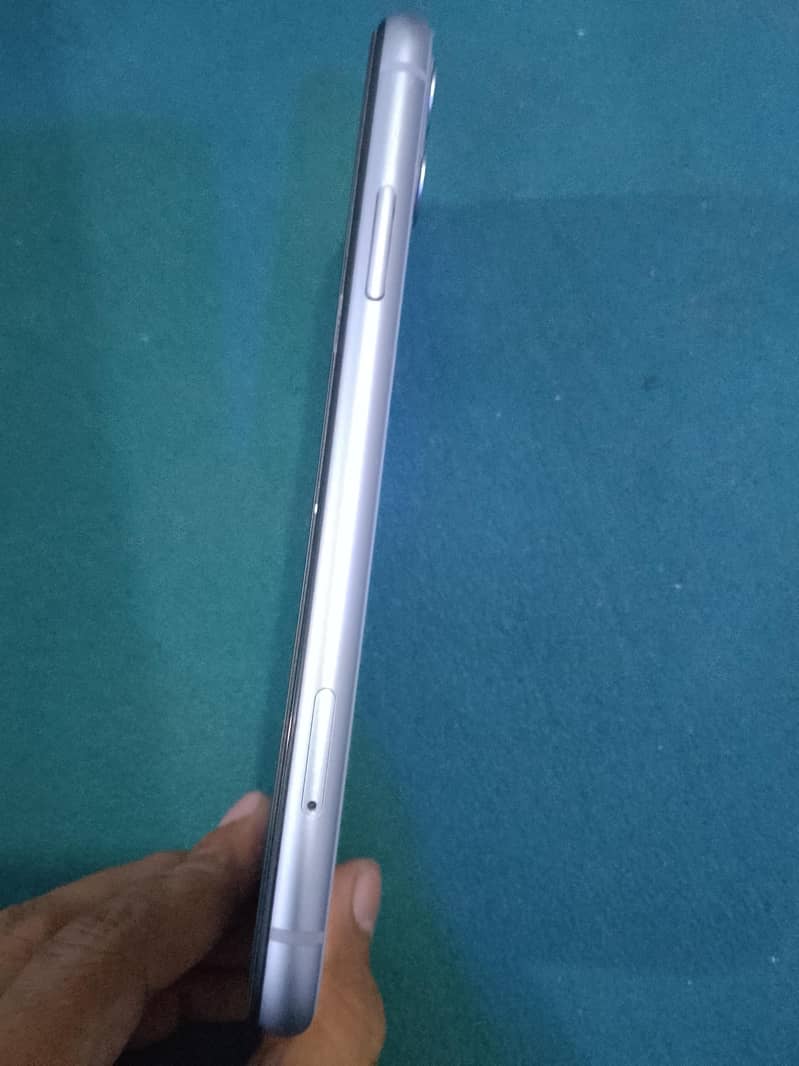 Apple iPhone 11 4