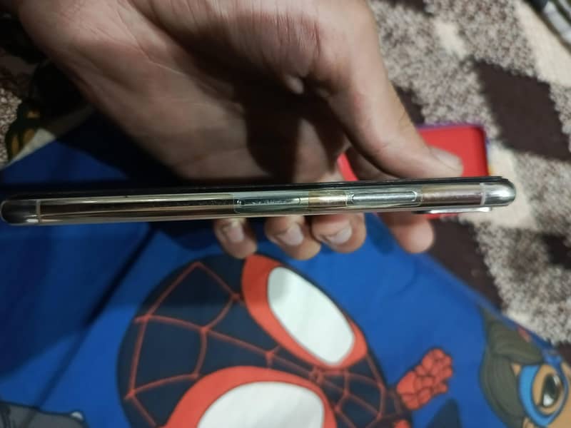 Apple iPhone X 4