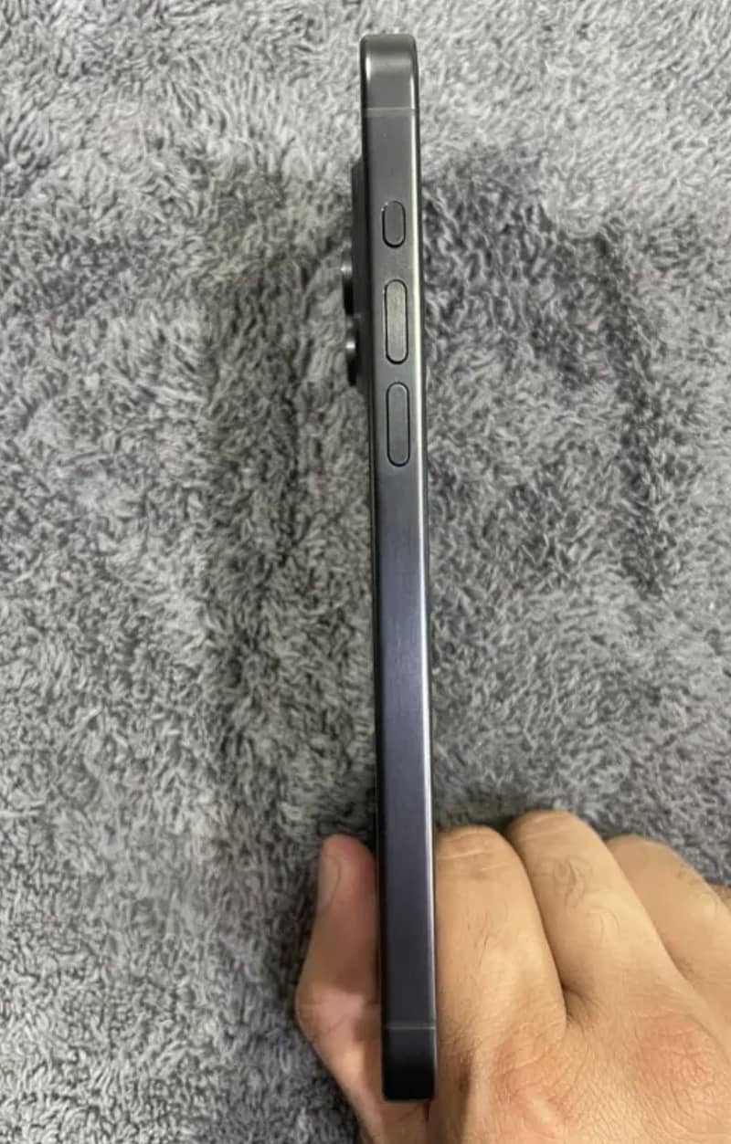 iPhone 15 Pro Max 4