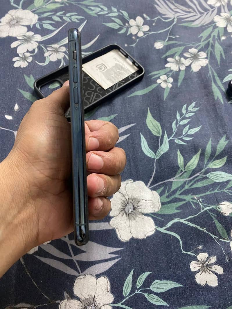 Apple iPhone 11 Pro 4