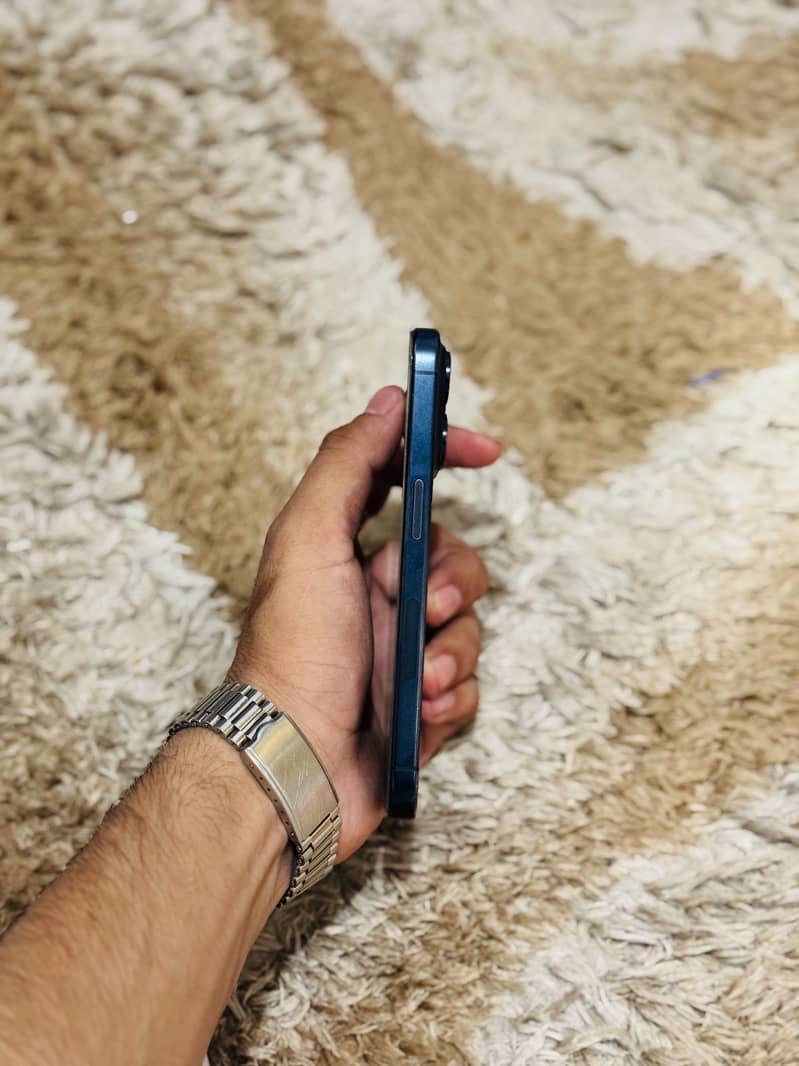 Apple iPhone 15 Pro 2