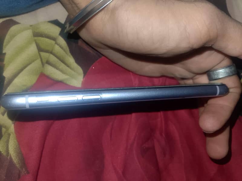 Apple iPhone 11 4