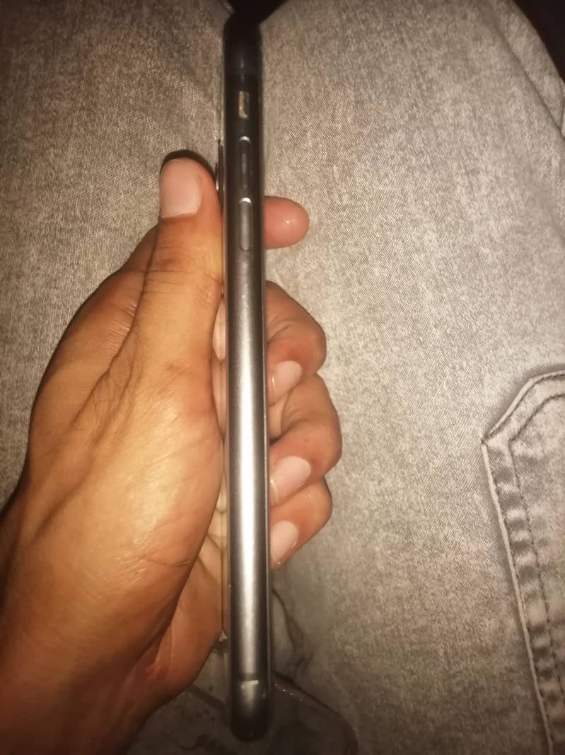 Apple iPhone 11 4