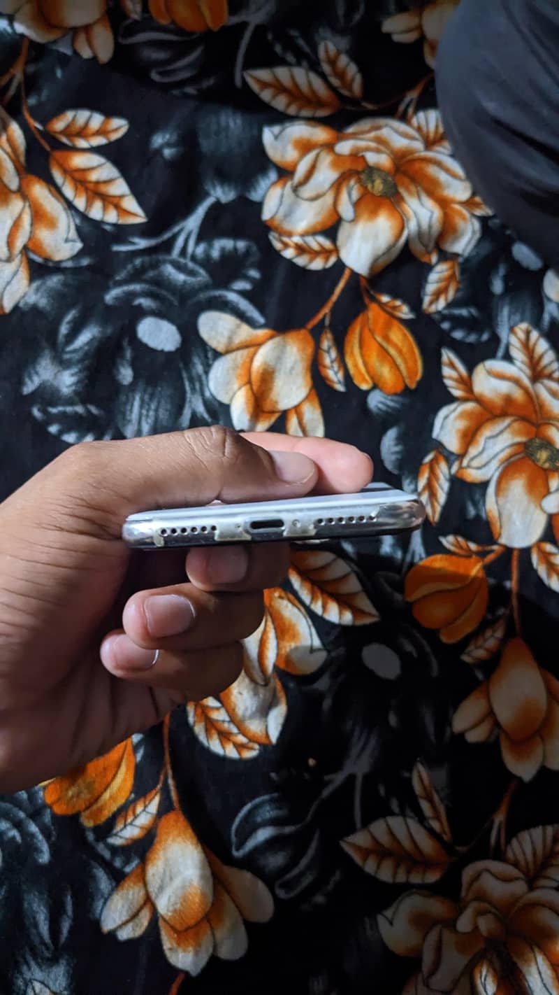 Apple iPhone X 4