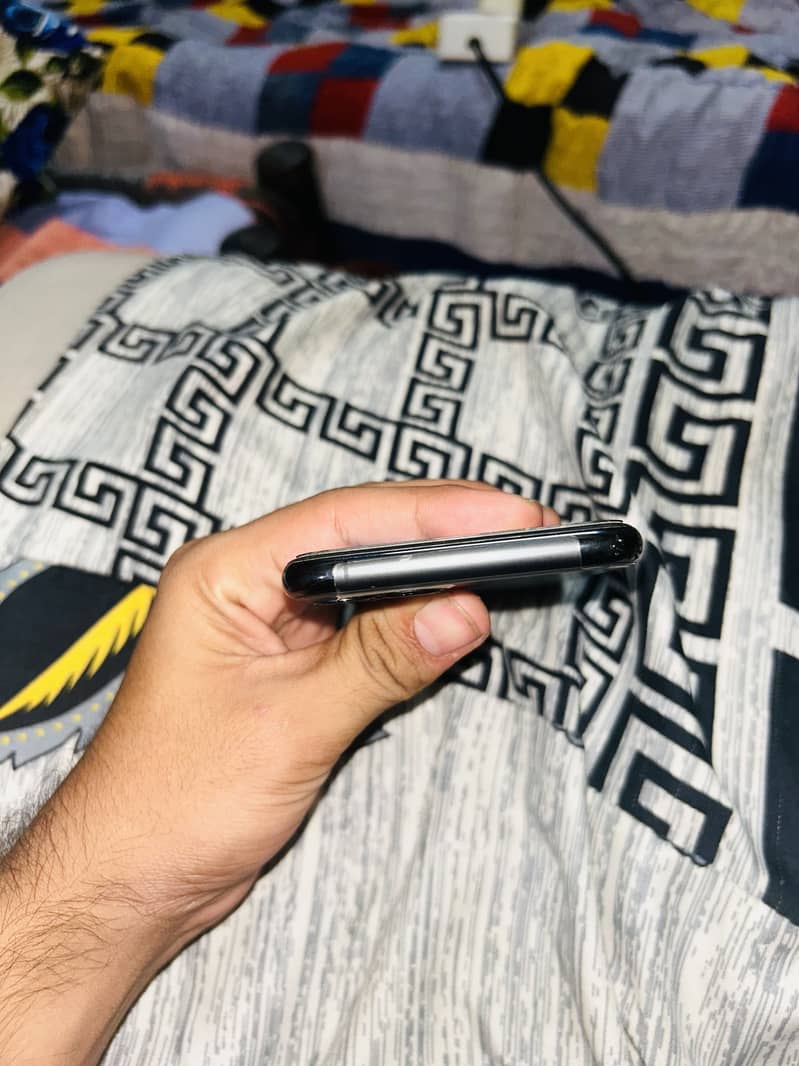 Apple iPhone 11 Pro 4