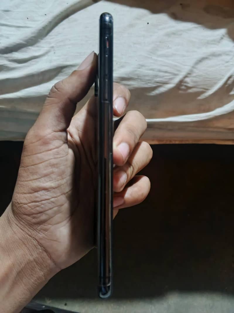 Apple iPhone XS Max 3