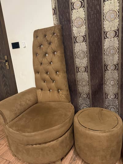 Brown chairs n round coffee table