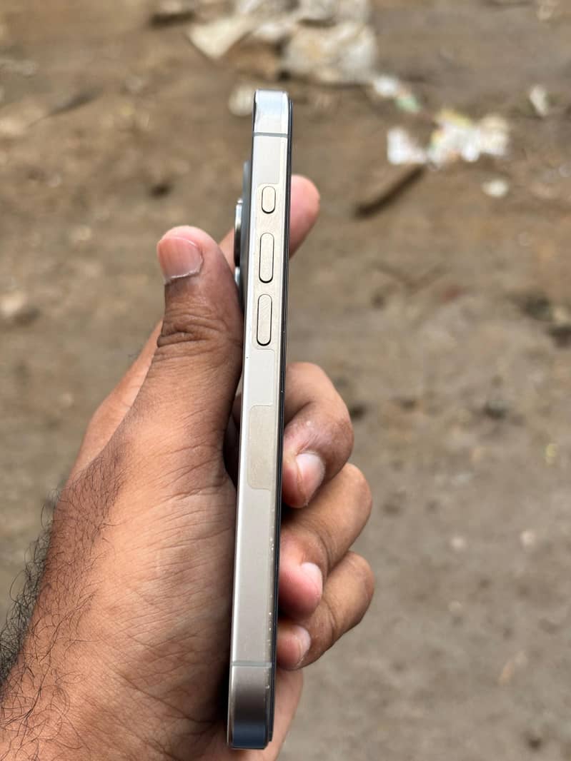 Apple iPhone 15 Pro 4