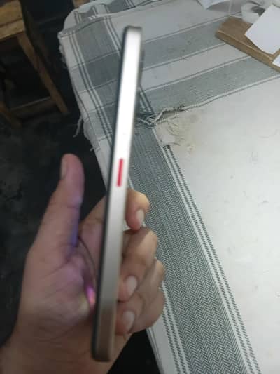 nubia v60 desine 6+10 256 gb . box saath hai 4 se 5 month warrnty hai
