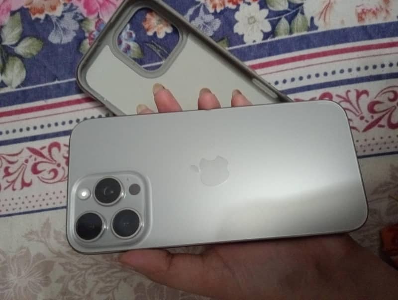 Apple iPhone 16 Pro Max 0