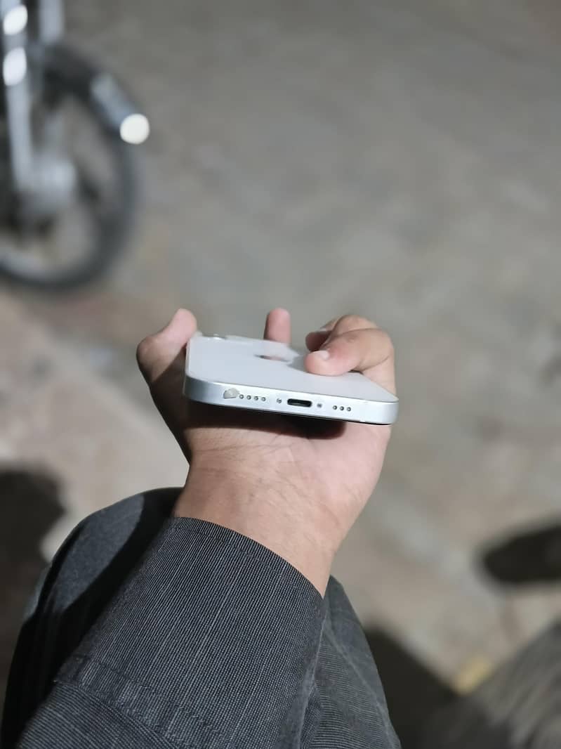 Apple iPhone 12 4