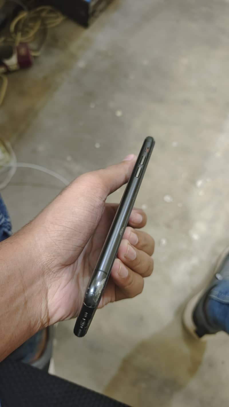 Apple iPhone 11 Pro 4
