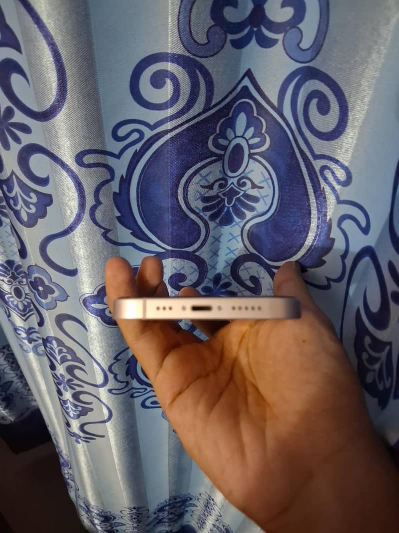 Apple iPhone 13 5