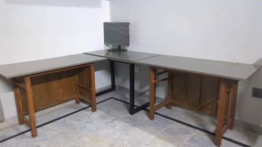 want to sell 3 office table in good condition