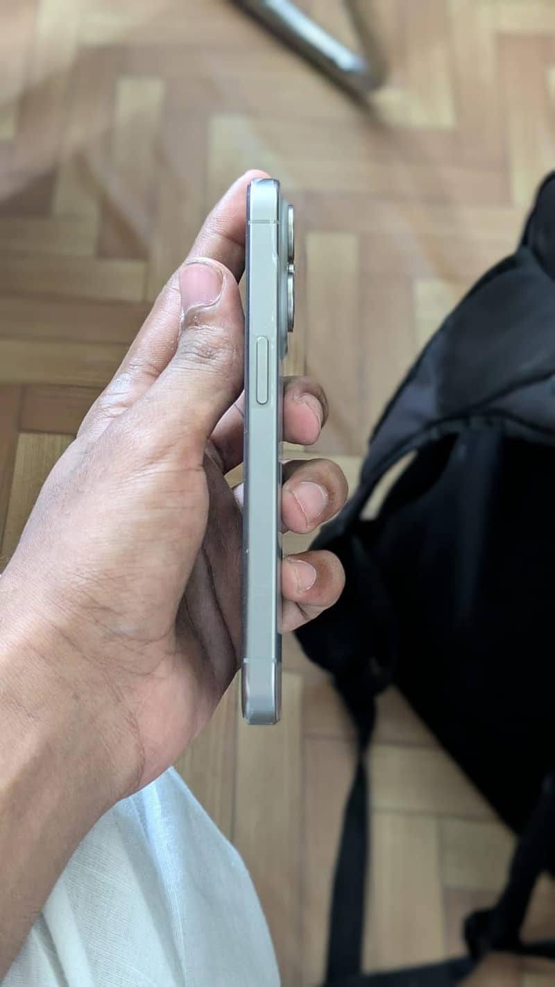 Apple iPhone 15 Pro 4