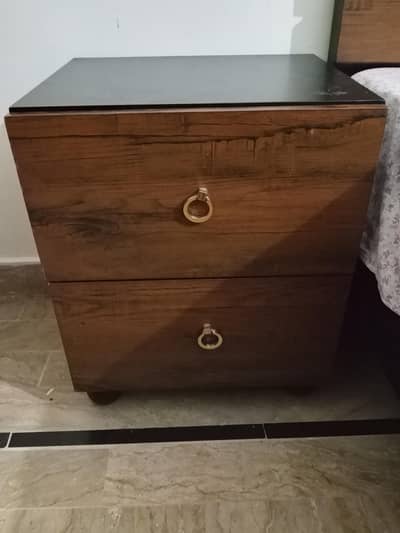 queen bed with side tables