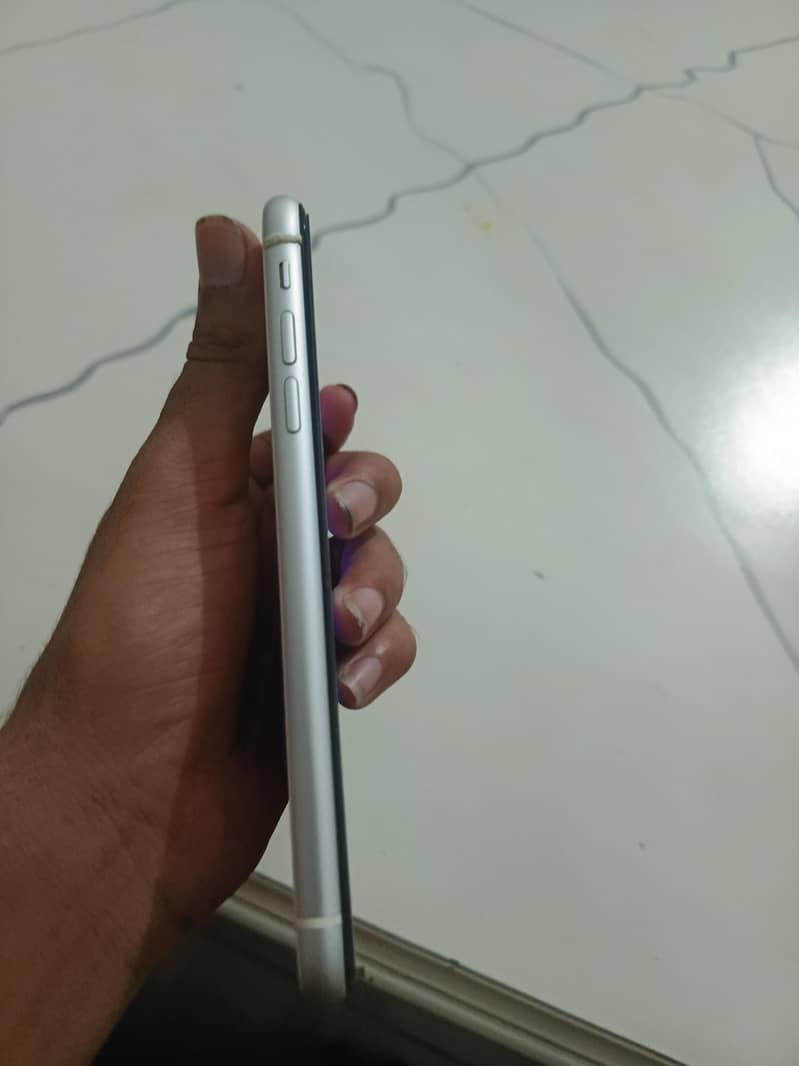 Apple iPhone 11 4