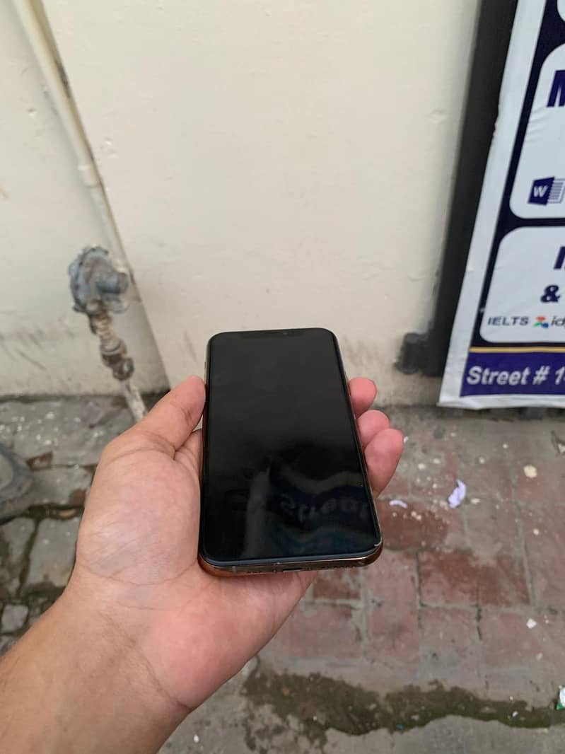 Apple iPhone 11 Pro 4