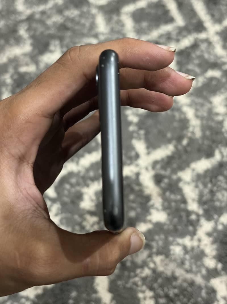 Apple iPhone 11 4