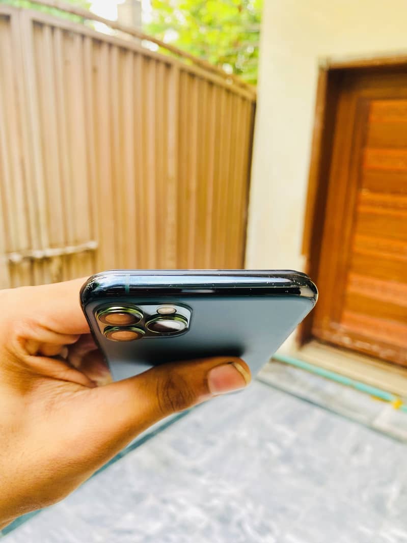 Apple iPhone 11 Pro 4