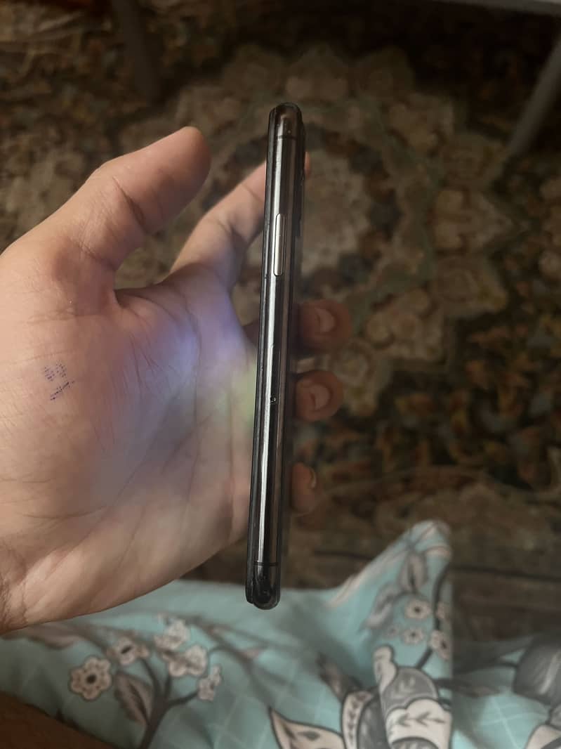 Apple iPhone 11 Pro 4