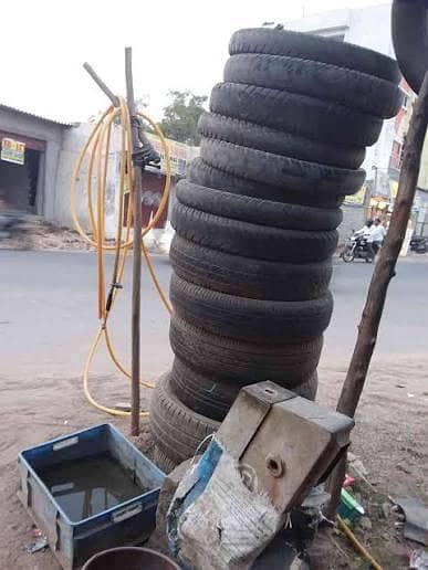 puncture shop k liye banda chiye jis ko puncture lagana ata ho