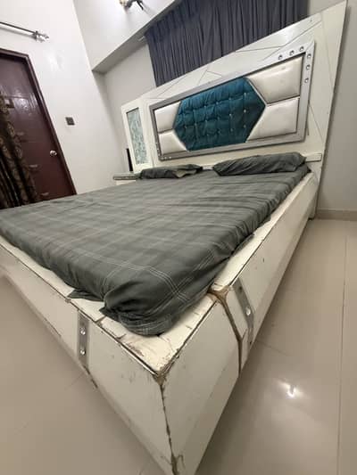 Bed set with almari and dressing table for sale