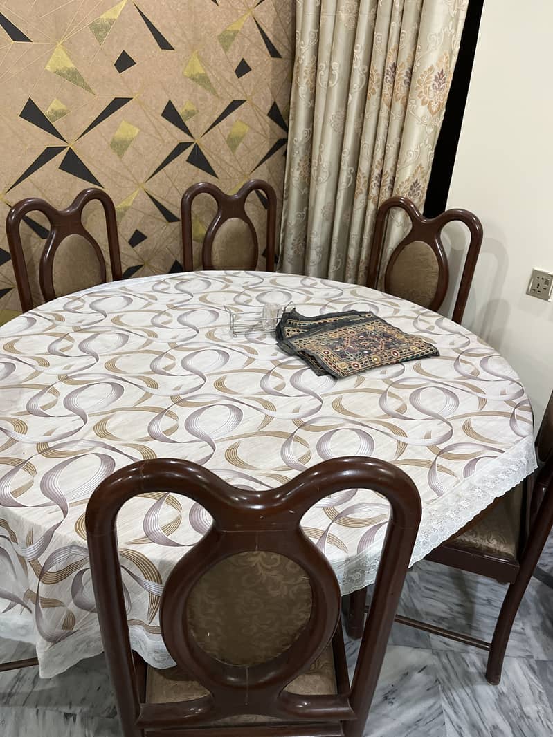 Circle dining table 0